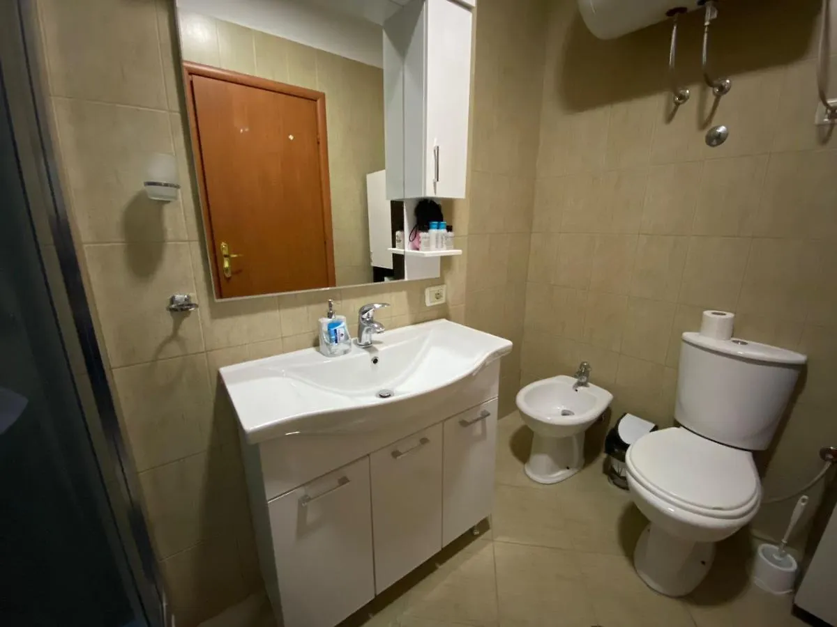Chlo Apartment 2 Tirana 0*,